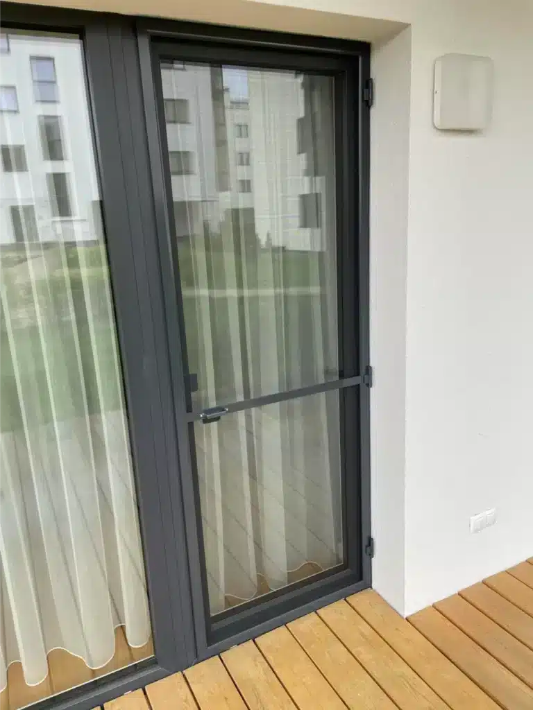 tinklelis nuo uodu durims